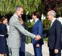 Su Majestad el Rey recibe el saludo del presidente de la Diputación Provincial de Salamanca, Francisco Javier Iglesias
